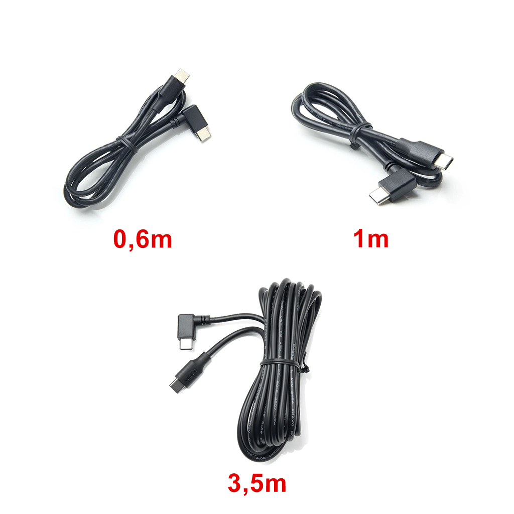 Ein Auswahl von aufgerollten schwarzen USB-C-Kabeln, mit einem rechtwinkligen Steckern an einem Ende und einem geraden Stecker am anderen Ende.