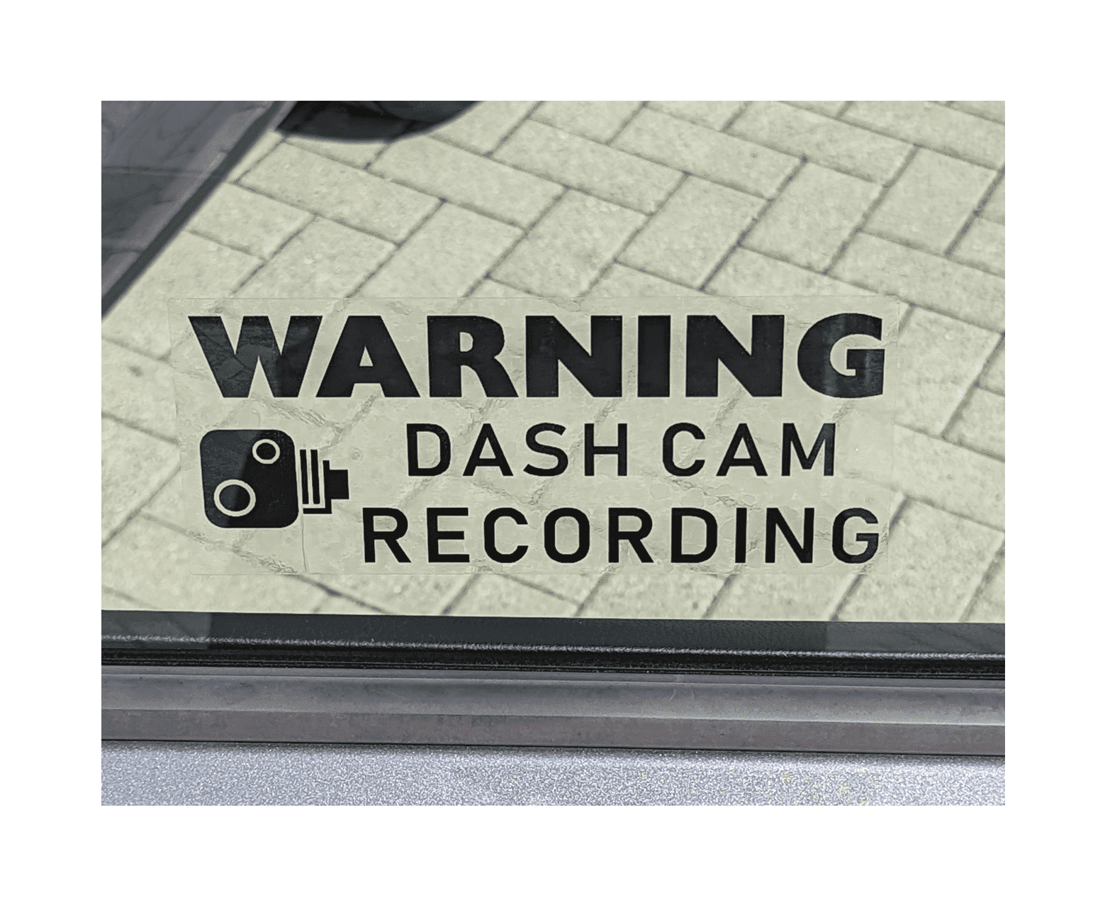 Autosticker mit Text "Warning Dash Cam Recording" auf Fahrzeugfenster angebracht.