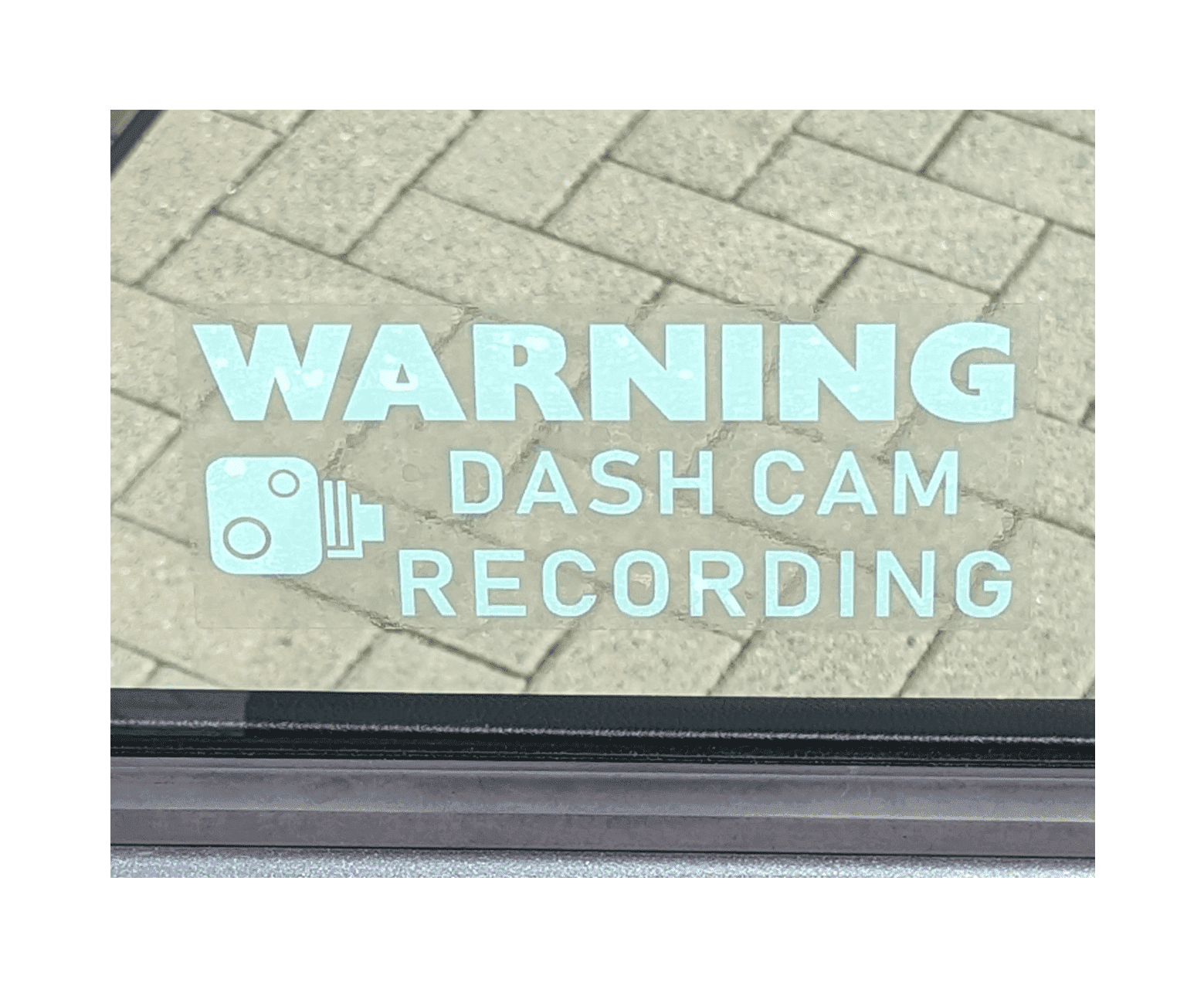 Autosticker mit der Aufschrift "WARNING DASH CAM RECORDING" in weiß auf Autoscheibe angebracht.