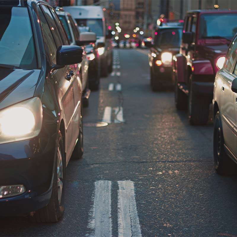 Auto mit Dashcam mit Verkehrszeichenerkennung