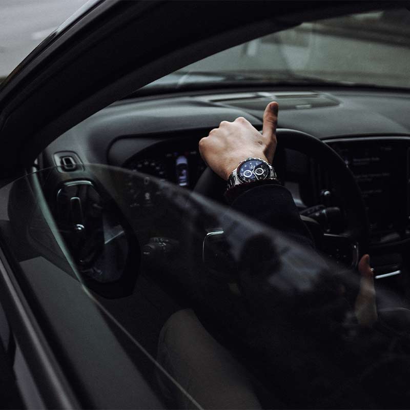Auto fahren mit Navi-Halterung