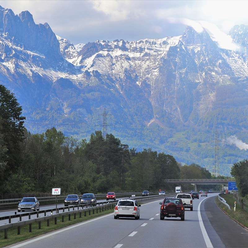 Straßenverkehr mit Navi-Halterung