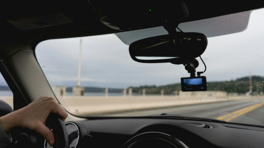 Dashcam Test 2025: Die besten kabellosen Modelle mit Front- und Rückkamera