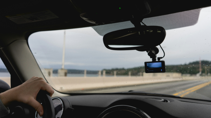 Dashcam Test 2025: Die besten kabellosen Modelle mit Front- und Rückkamera