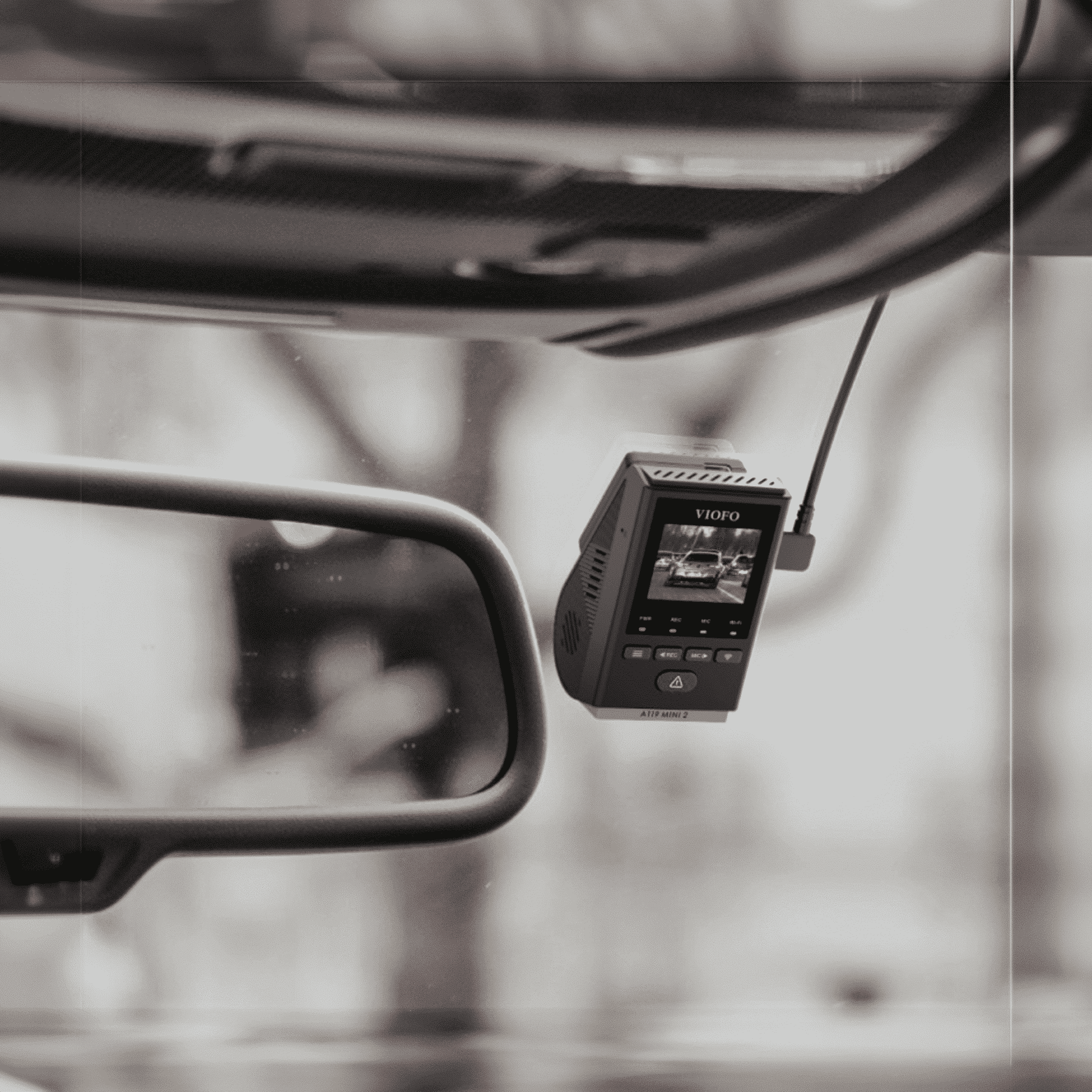 Autokamera VIOFO A119 MINI 2 an Windschutzscheibe montiert, mit Kabel verbunden.