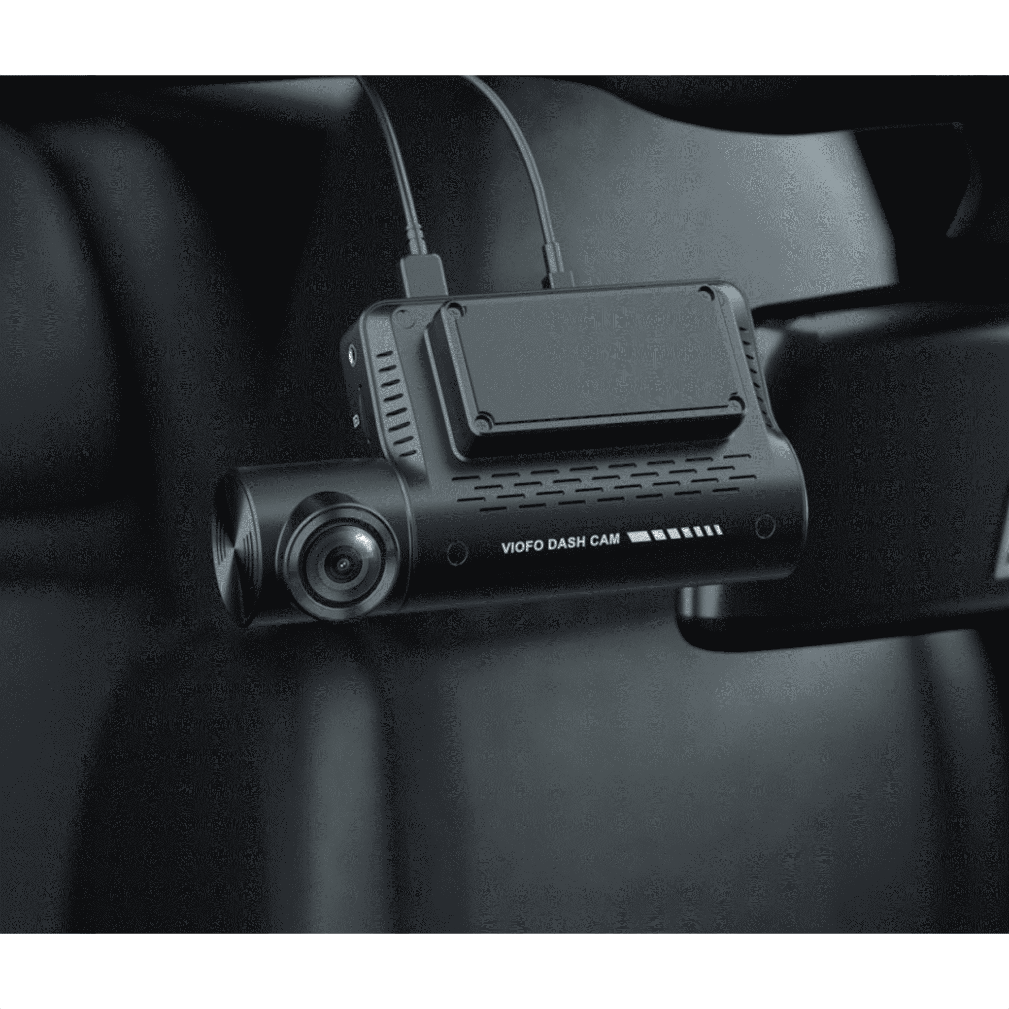 VIOFO A139 PRO 1CH Dashcam in einem Auto montiert, mit Kameraobjektiv und Anschlüssen sichtbar.
