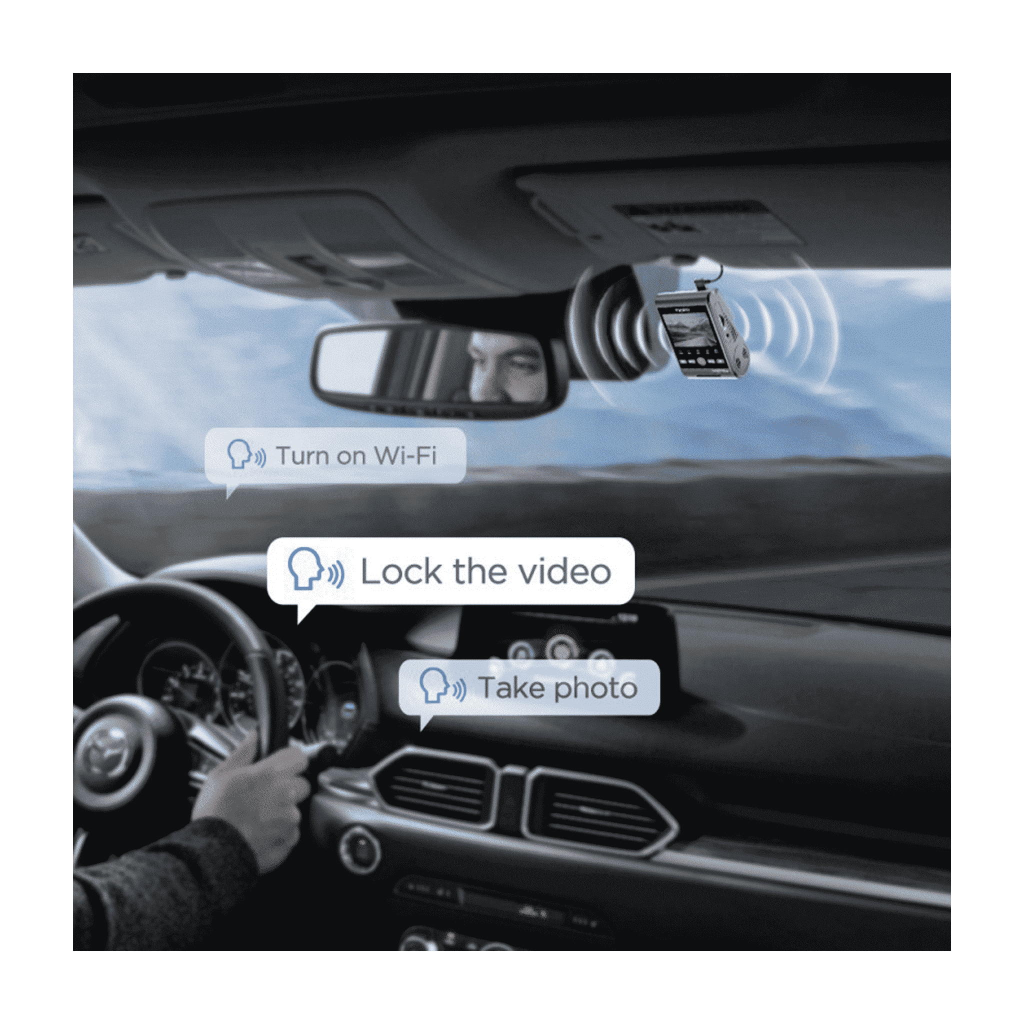 Dashcam im Auto mit Sprachsteuerungsfunktionen, zeigt Fahrer und Funktionen wie Wi-Fi-Aktivierung, Video-Sperre und Fotoaufnahme.