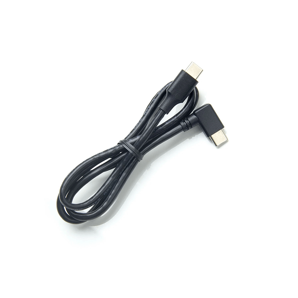 Ein 0,6m langes, aufgerolltes schwarzes USB-C-Kabel mit einem rechtwinkligen Steckern an einem Ende und einem geraden Stecker am anderen Ende.