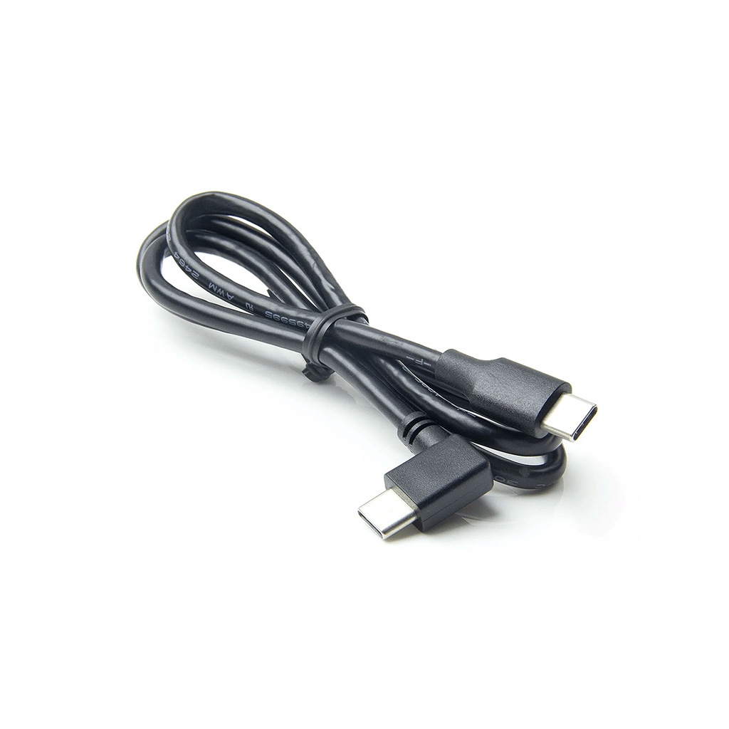 Ein 1m langes, aufgerolltes schwarzes USB-C-Kabel mit einem rechtwinkligen Steckern an einem Ende und einem geraden Stecker am anderen Ende.